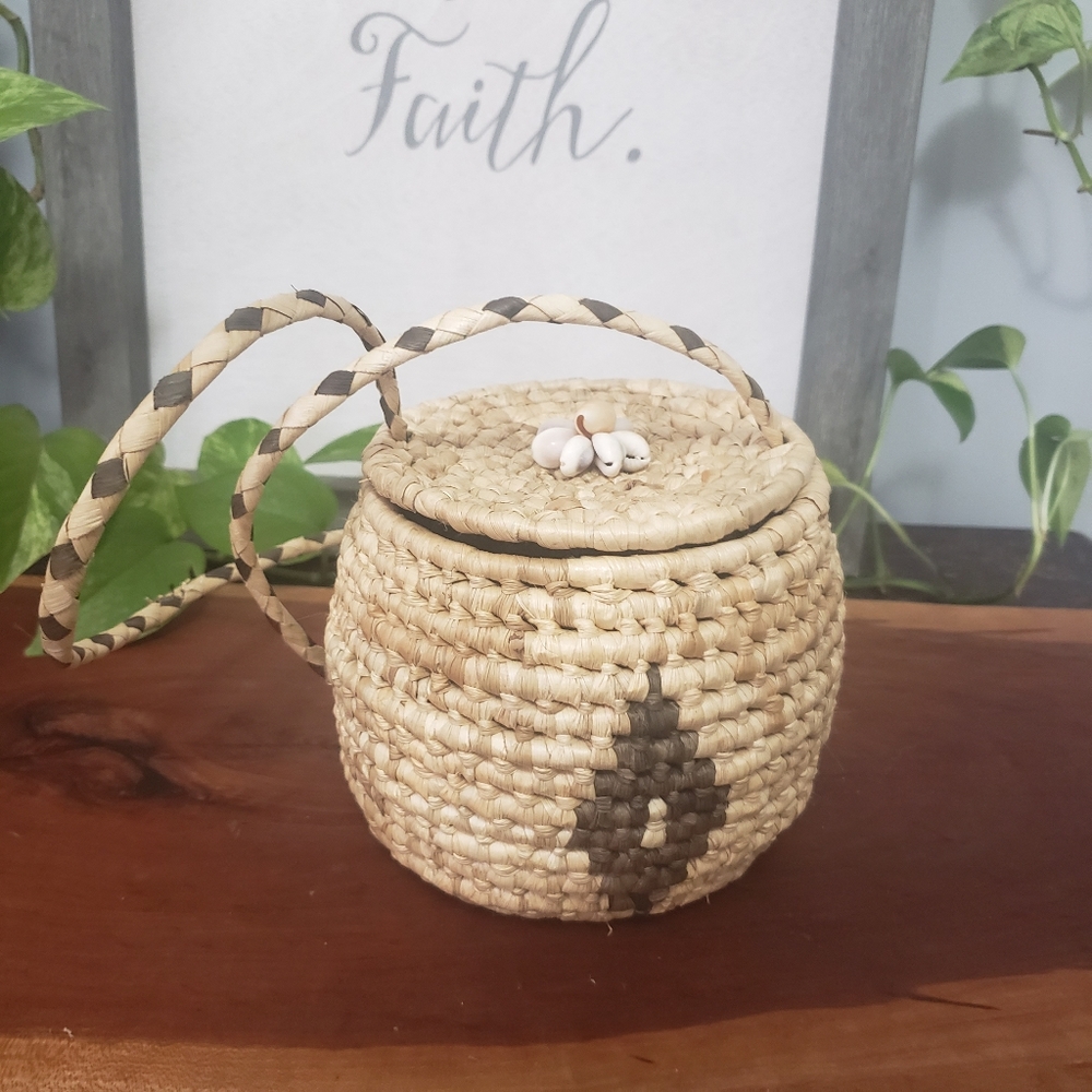 Woven Handing Basket with Lid - Picture 1 of 11